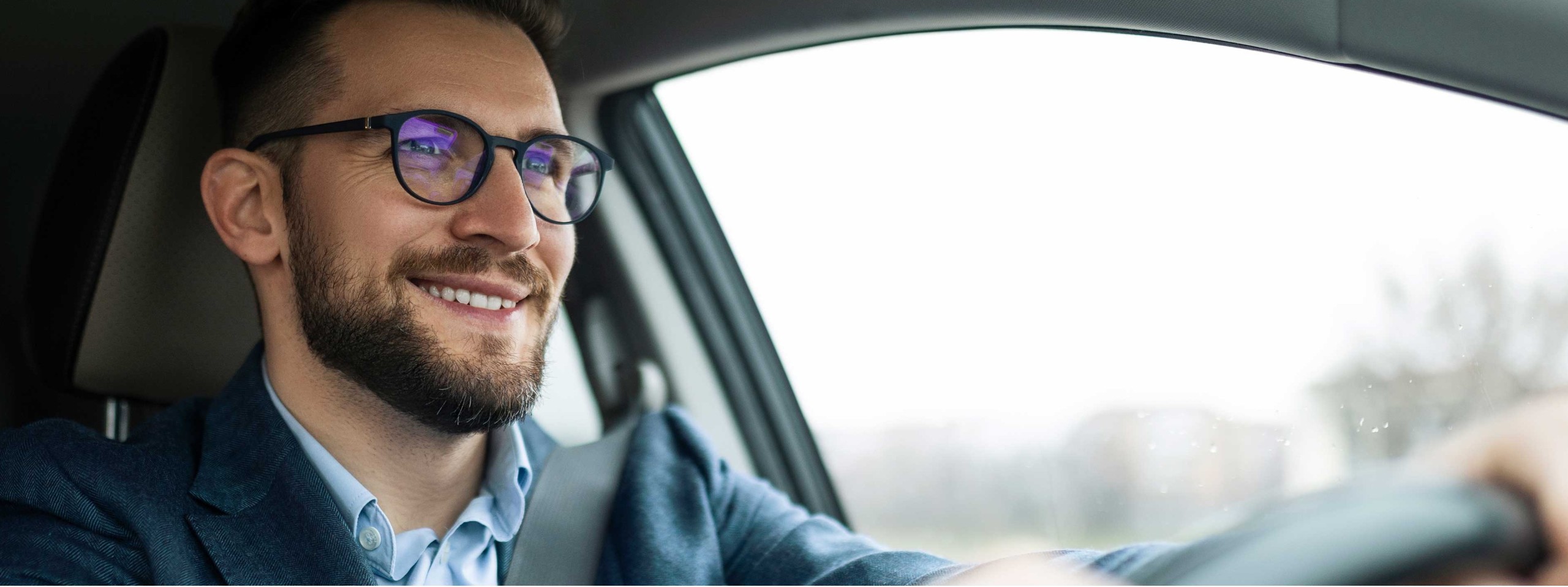 Mann beim Autofahren