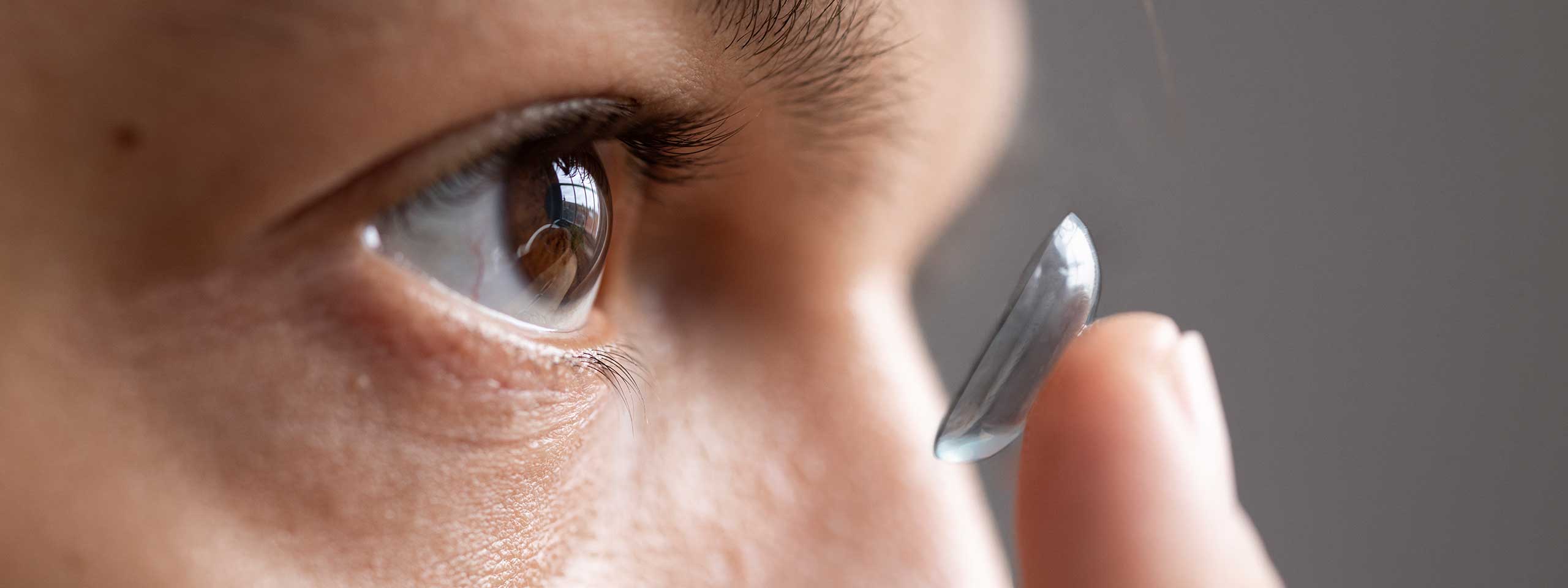 Kontaktlinsen: Mann setzt eine Kontaktlinse auf sein Auge